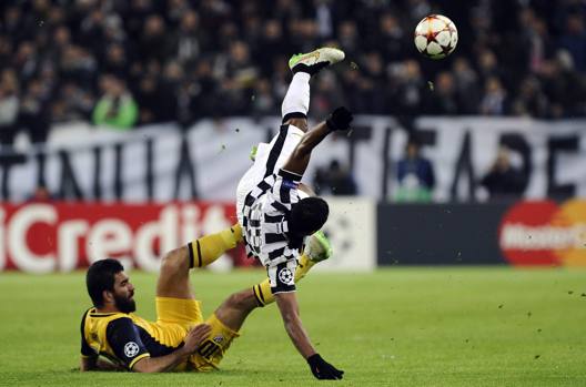 Evra rotola a terra dopo un contrasto con Arda Turan. Reuters